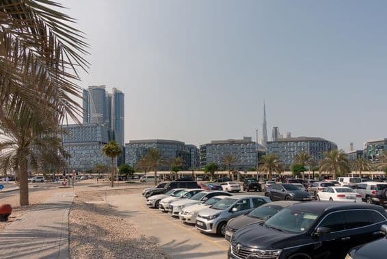 Blick auf Dubais moderne Bürogebäude im Designviertel vom Parkplatz aus.