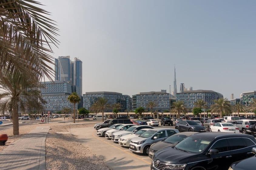 Blick auf Dubais moderne Bürogebäude im Designviertel vom Parkplatz aus.