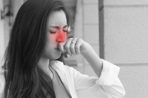 Junge asiatische Frau mit Grippe Erkrankung.