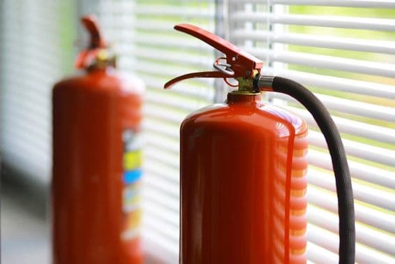 Feuerlöscher für den Notfall zugänglich im Brandfall.