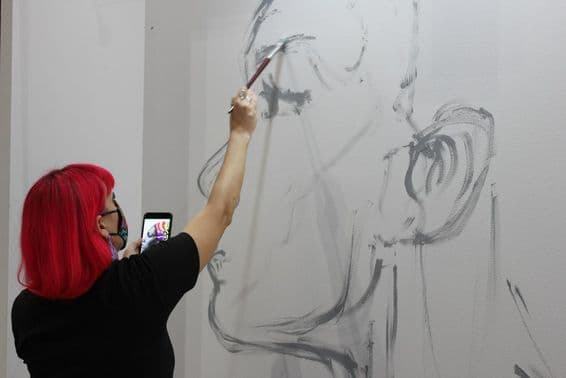 Künstler bei der 'World Art Dubai' Kunstmesse am Arbeiten.