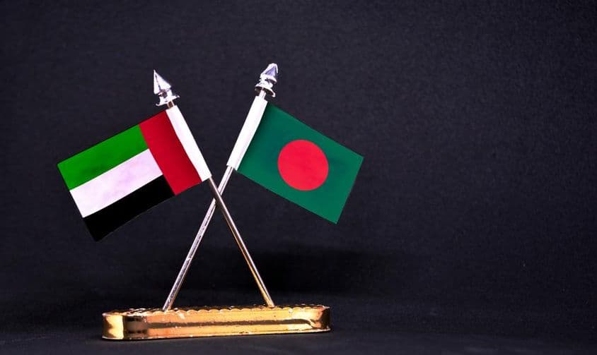Tischflaggen der Vereinigten Arabischen Emirate und Bangladesch.