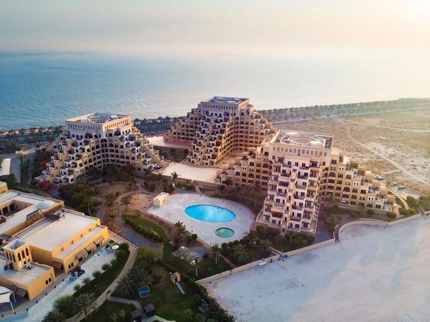 Der Strand und die Uferpromenade der Marjan-Insel im Emirat Ras al Khaimah.