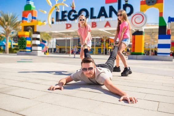 Glückliche Familie mit Vater und Kindern in Dubai Legoland.