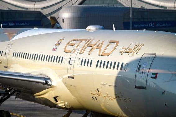 Ein Flugzeug, bemalt in den Farben von Etihad Airways.