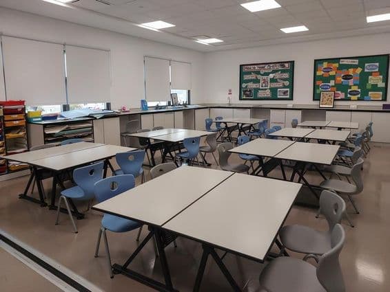 Leerer Klassenraum mit Stühlen und Tischen an der Universität.