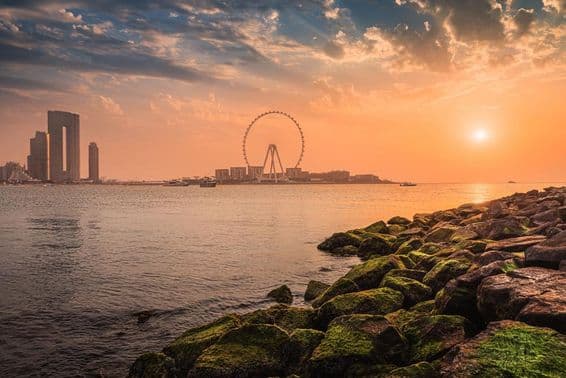 Sonnenuntergang über Blue Waters Island mit dem berühmten Dubai Eye Riesenrad.