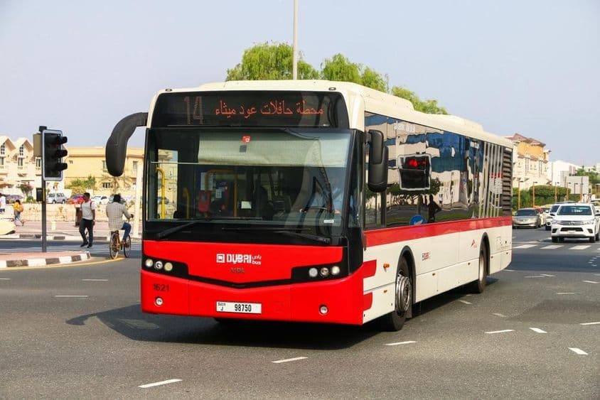Roter Dubai-Stadtbus auf der Straße.