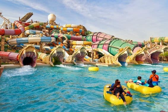 Schlängelnde Rutschen im Yas Waterworld Aquapark.