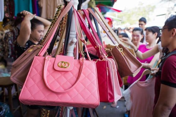 Gefälschte Handtaschen auf dem Jatujak- oder Chatuchak-Markt ausgestellt.
