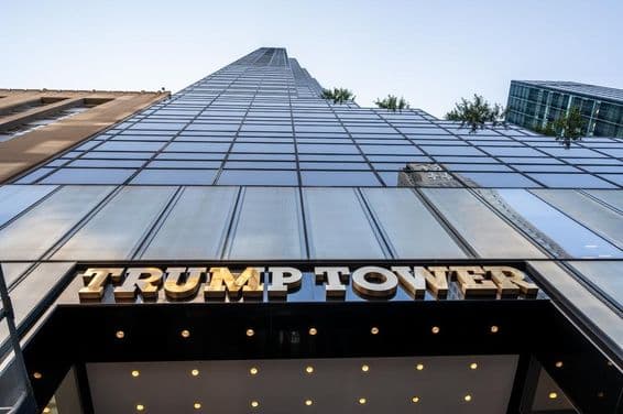 Ikonisches Foto des Trump Tower-Eingangs, das das goldene Metallschild hervorhebt.