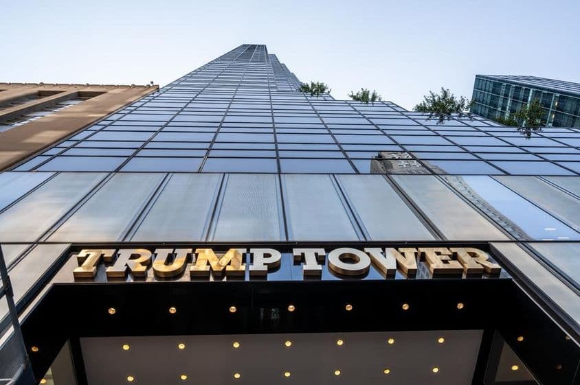Ikonisches Foto des Trump Tower-Eingangs, das das goldene Metallschild hervorhebt.