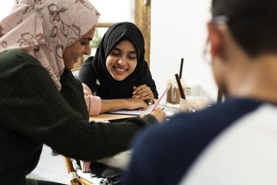 Eine Gruppe von muslimischen Studierenden an einer Universität in Dubai.