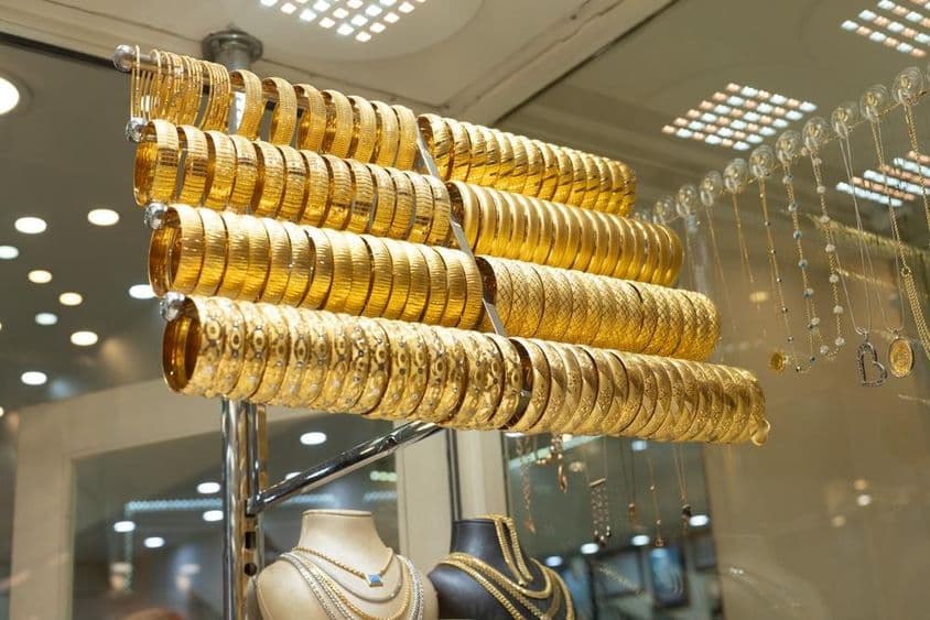 Goldarmbänder in einer Vitrine.