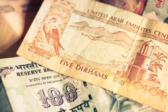 Währungen der Vereinigten Arabischen Emirate und der Republik Indien.