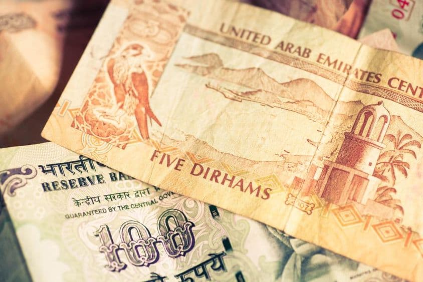 Währungen der Vereinigten Arabischen Emirate und der Republik Indien.