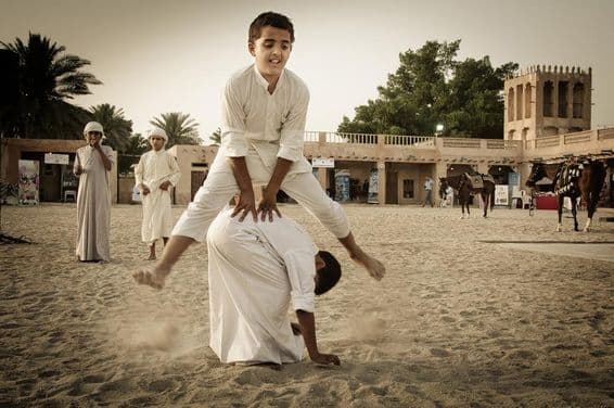 Kinder spielen beliebte Spiele.