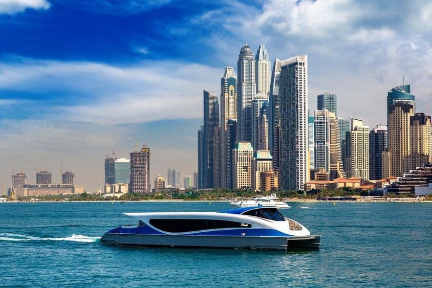 Dubai Marina an einem sonnigen Tag, Vereinigte Arabische Emirate.