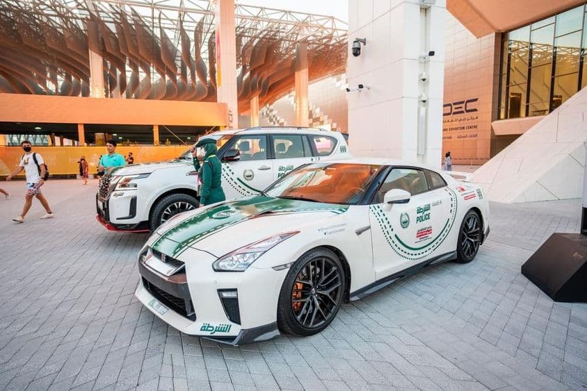 Dubai-Polizeiautos bei Expo2020 ausgestellt.