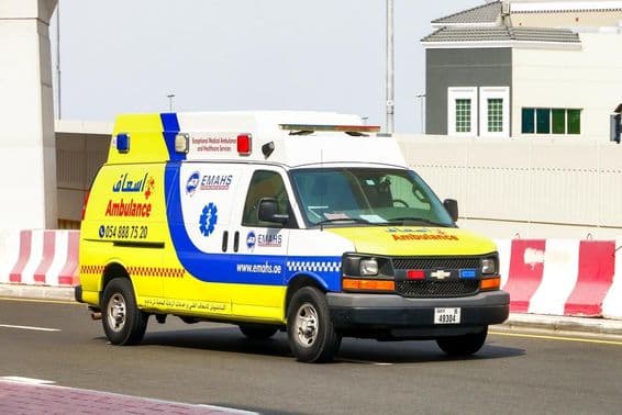 Dubai, Chevrolet Express-Krankenwagen auf einer Stadtstraße.
