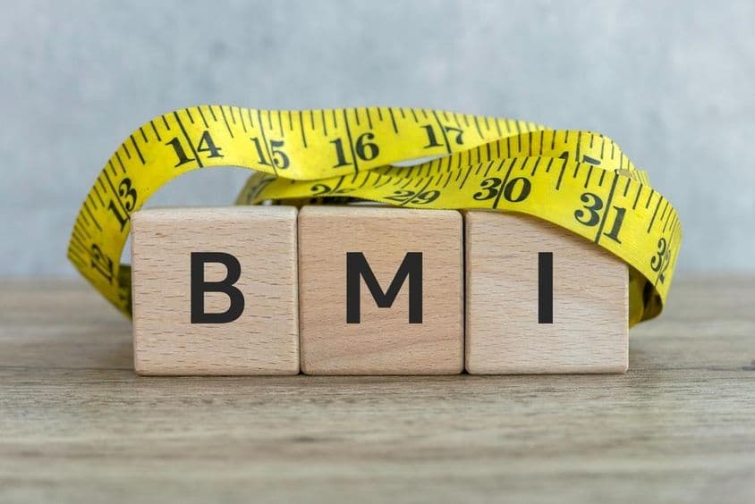 BMI-Beschriftung mit Holzklötzen und Maßband.