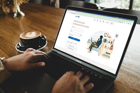 Eine Person öffnet die LinkedIn-Login-Seite auf einem MacBook.