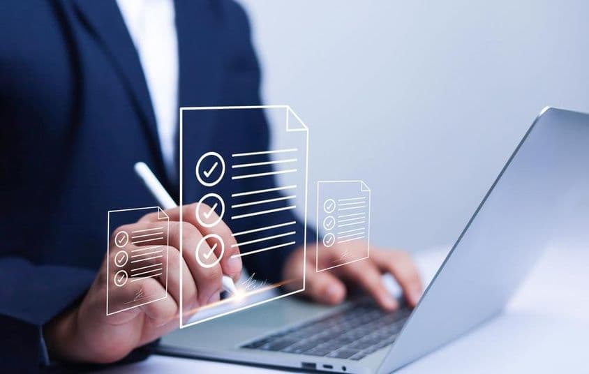 Geschäftsmann nutzt papierlose elektronische Signatur.