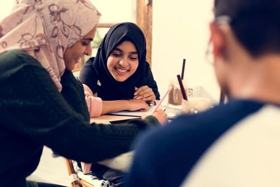 Schüler arbeiten gemeinsam an Aufgaben.