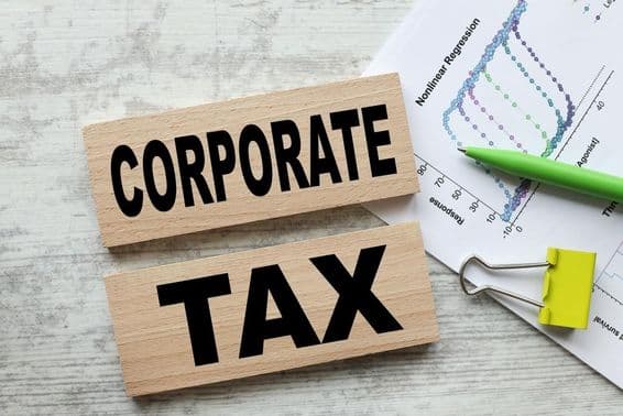 Unternehmenssteuer auf zwei Holzwürfeln.