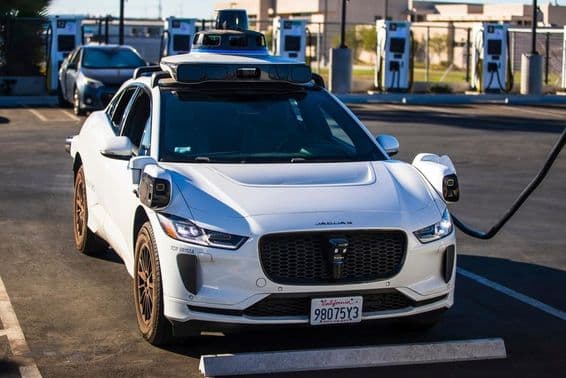 Ein selbstfahrendes Jaguar I-PACE Elektrofahrzeug von Waymo.