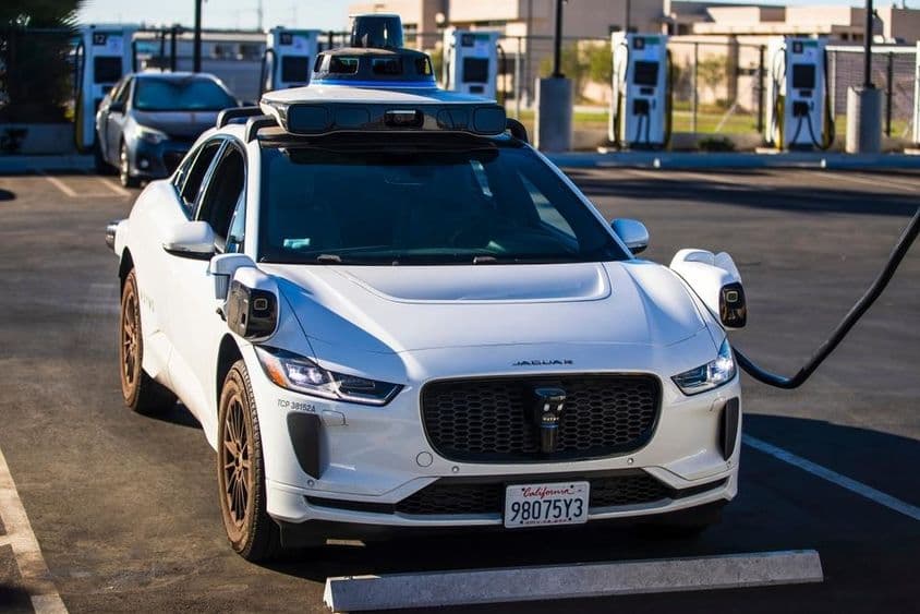 Ein selbstfahrendes Jaguar I-PACE Elektrofahrzeug von Waymo.