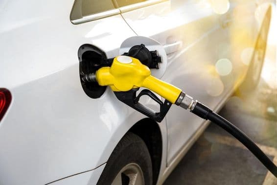 Ein weißes Auto tankt an einer Dubai-Tankstelle.