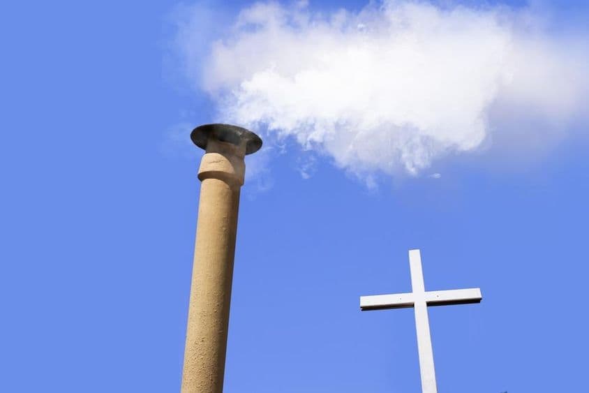 Weiße Rauchwolke steigt aus dem Schornstein auf dem Dach der Sixtinischen Kapelle (Vatikanstadt).