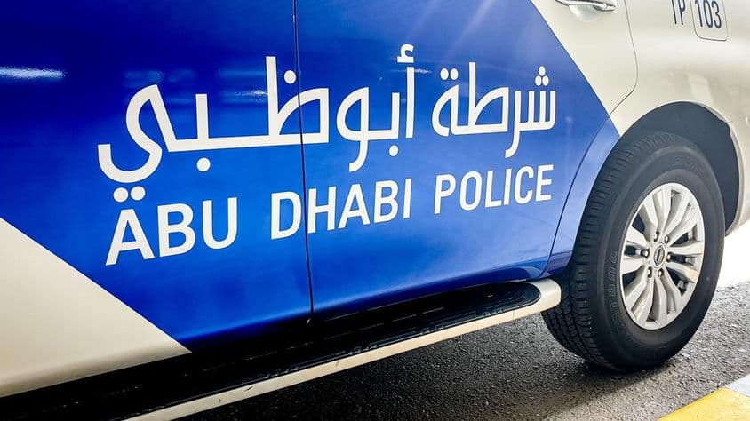 Polizeiauto in Abu Dhabi mit englischer und arabischer Beschriftung.