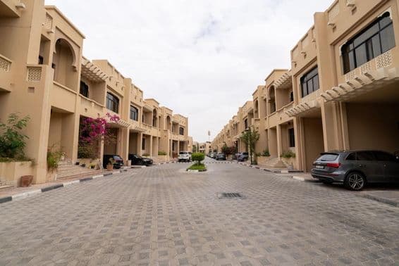 Ruhige Wohnstraße im Al Bateen Living Compound, Abu Dhabi.