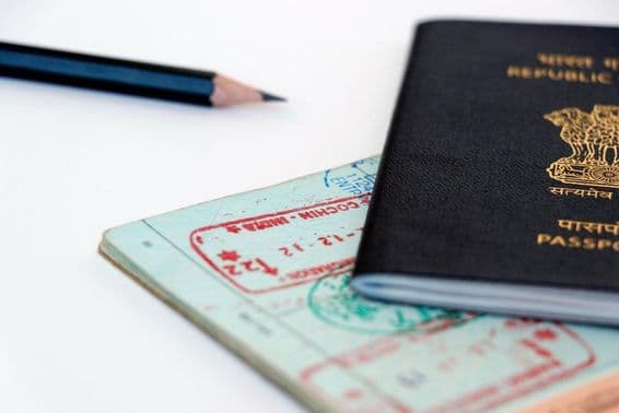 Offizieller VAE-Stempel auf Reisepassseite, in arabischer und Hindi-Sprache.