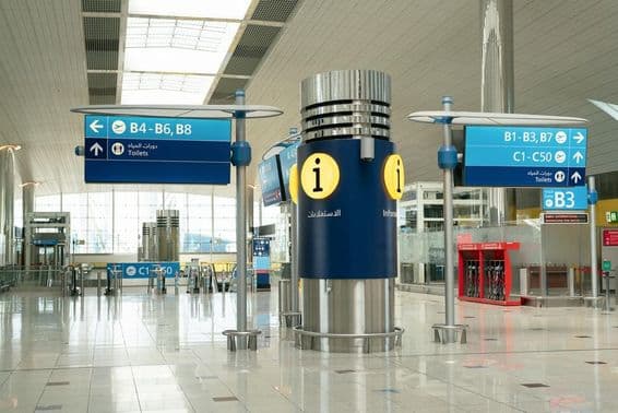 Leere Inneneinrichtung des Dubai International Airport.