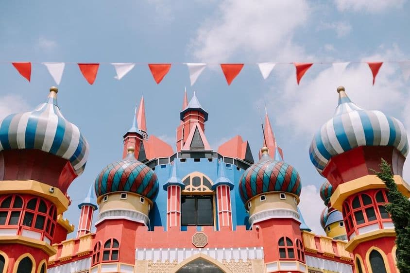 Das ikonische Schloss von Disneyland mit märchenhaften Türmen und magischen Details.