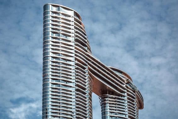 Modernes futuristisches Gebäude in der Innenstadt von Dubai.