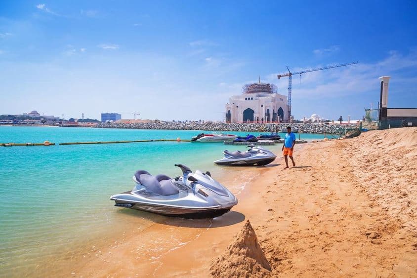 ABU DHABI, Vereinigte Arabische Emirate Jet-Ski-Verleih am Strand.