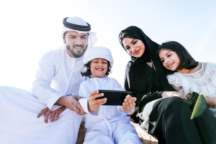 Ein kleines Kind, das einen Zeichentrickfilm auf einem Telefon ansieht.