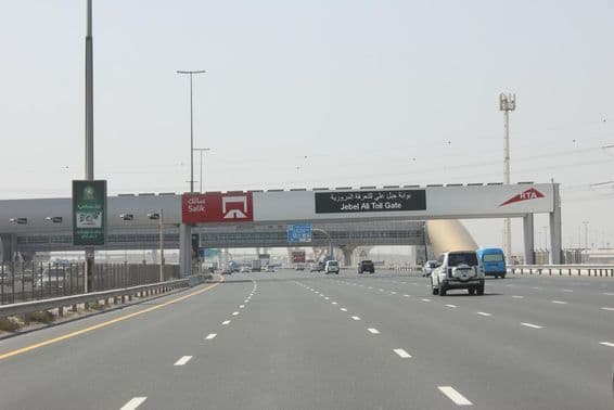 Fahrzeuge auf der Sheikh Zayed Road - Dubais prestigeträchtige Autobahn.