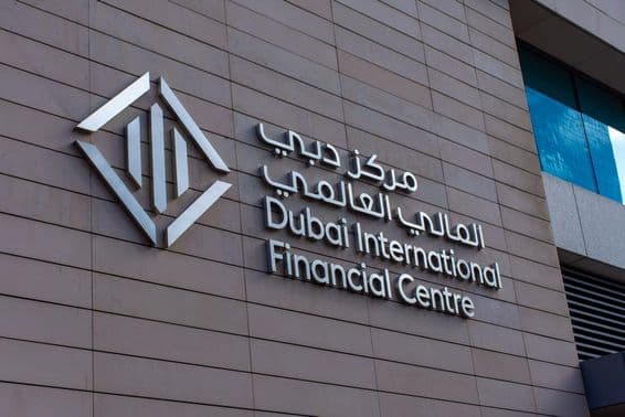 Schild und Symbol des Dubai International Financial Centre (DIFC).