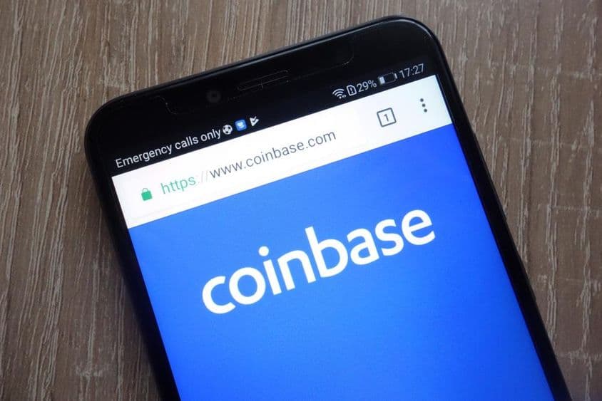 Website des Fintech-Unternehmens Coinbase auf einem modernen Smartphone.