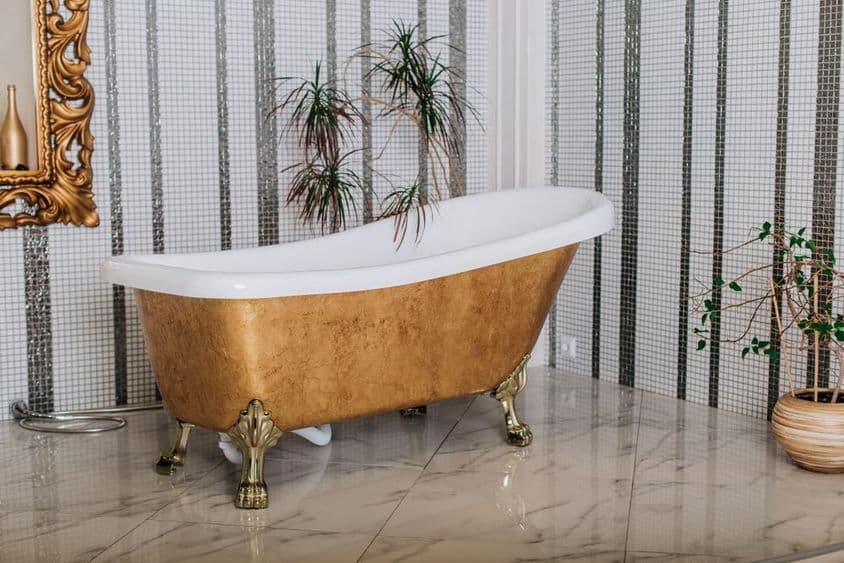 Modernes klassisches Luxus-Badezimmer im Goldstil.