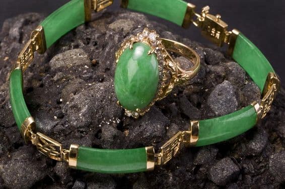 Grüner burmesischer kaiserlicher Jadeit-Ring und Armband.