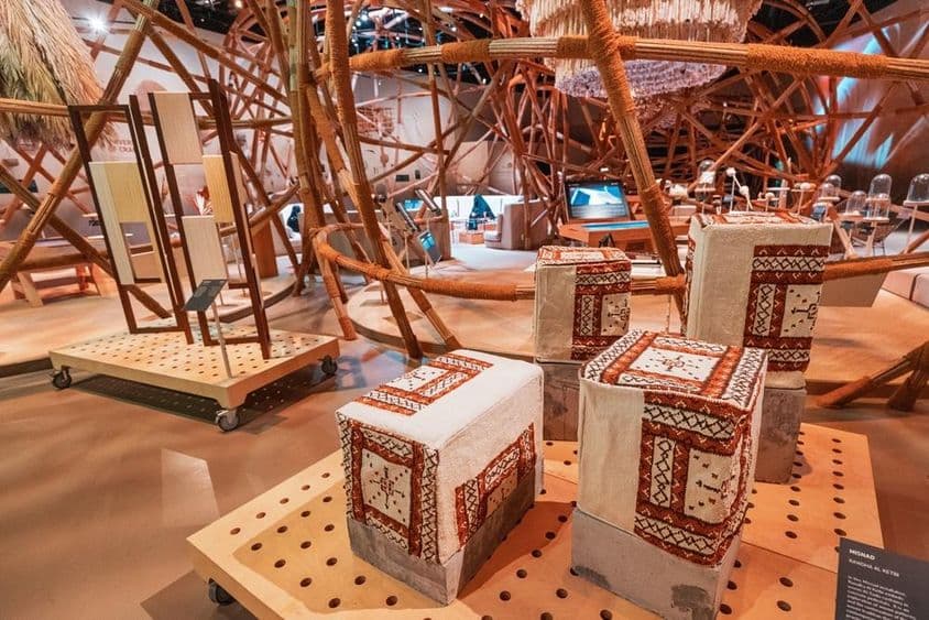 Erkundung des kulturellen Erbes der VAE in einem Museumsrahmen.