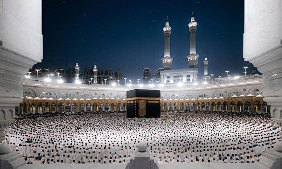 Die Große Moschee in Mekka, symbolisiert das Ihram mit der heiligen Kaaba in weißer Tracht.