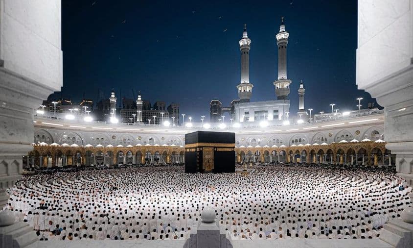Die Große Moschee in Mekka, symbolisiert das Ihram mit der heiligen Kaaba in weißer Tracht.