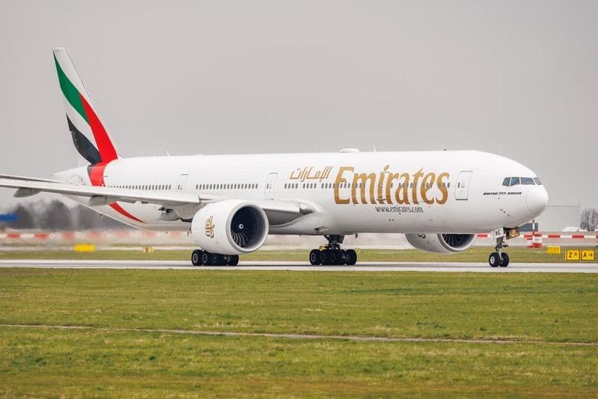 Emirates Boeing 777-31H rollt auf der Landebahn.